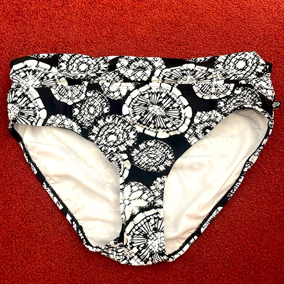 La vien rose bikini bottoms. Slight high waist. Full coverage - Picture 1 of 2